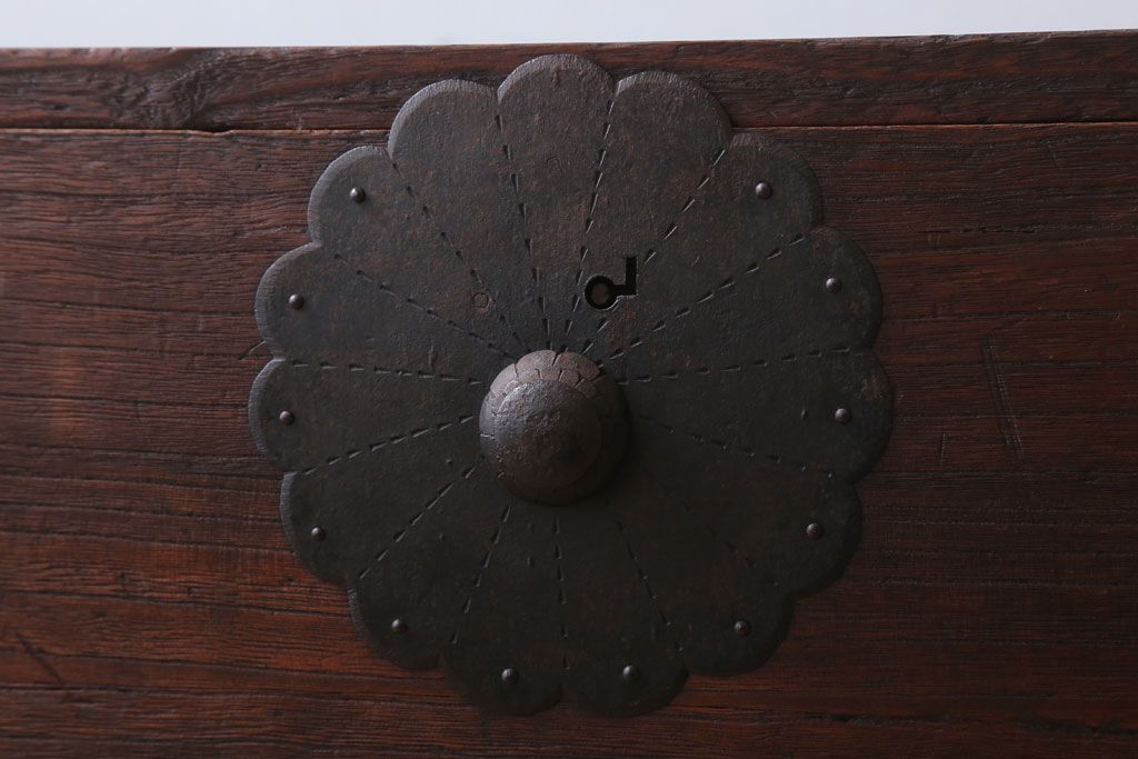 アンティーク家具　古民具・骨董　明治〜大正　総桐材!金具が立派な時代箪笥ローボード(衣装箪笥、桐箪笥、桐たんす)(2)