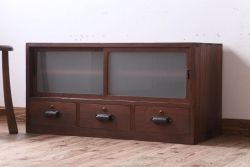 レトロ家具　昭和レトロ　すりガラス入り!古い木製のアンティークローボード