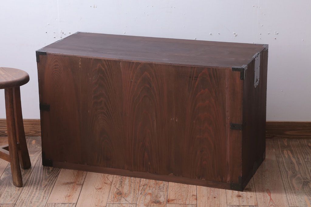 アンティーク家具　古民具・骨董　シンプルな丸金具の時代箪笥ローボード(1)