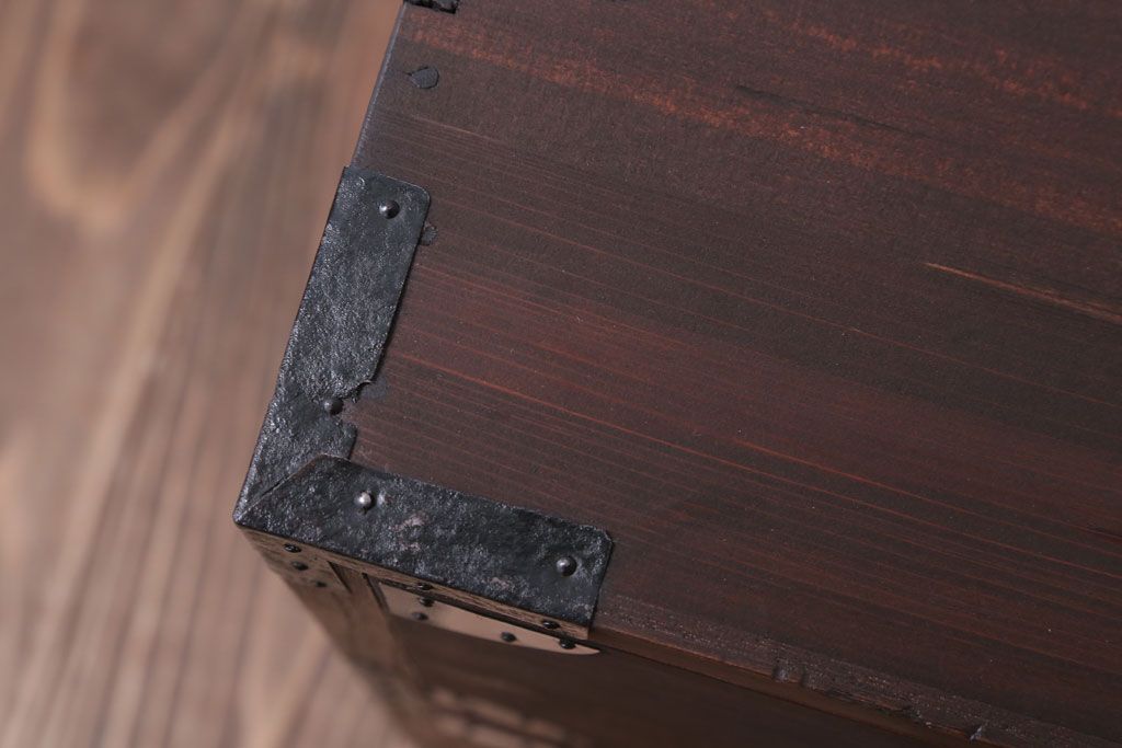 アンティーク家具　古民具・骨董　シンプルな丸金具の時代箪笥ローボード(2)