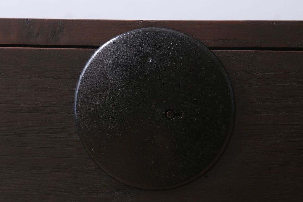 アンティーク家具　古民具・骨董　シンプルな丸金具の時代箪笥ローボード(2)