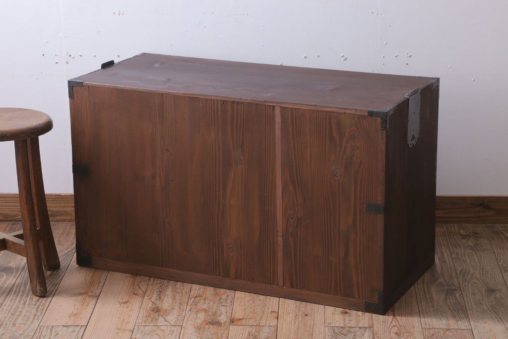 アンティーク家具　古民具・骨董　シンプルな丸金具の時代箪笥ローボード(2)