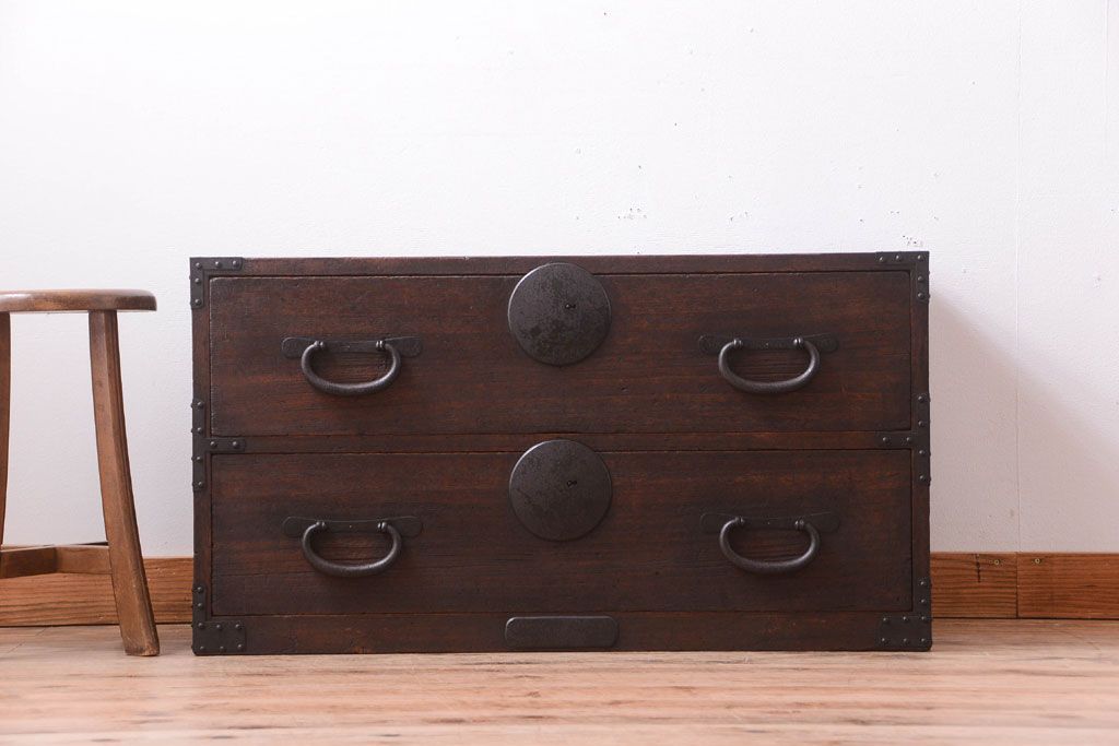 アンティーク家具　古民具・骨董　シンプルな丸金具の衣装箪笥ローボード(時代箪笥)(1)