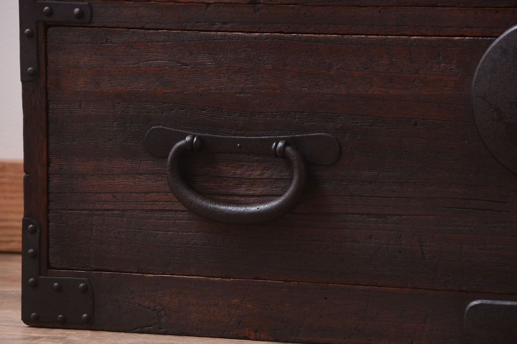 アンティーク家具　古民具・骨董　シンプルな丸金具の衣装箪笥ローボード(時代箪笥)(1)