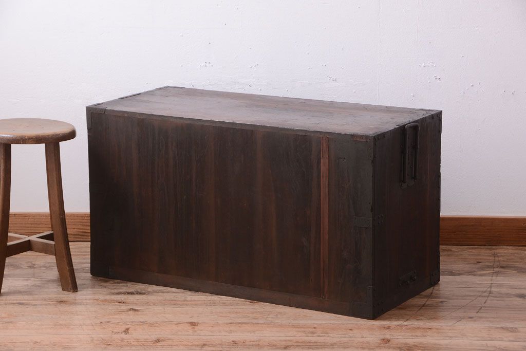 アンティーク家具　古民具・骨董　シンプルな丸金具の衣装箪笥ローボード(時代箪笥)(1)