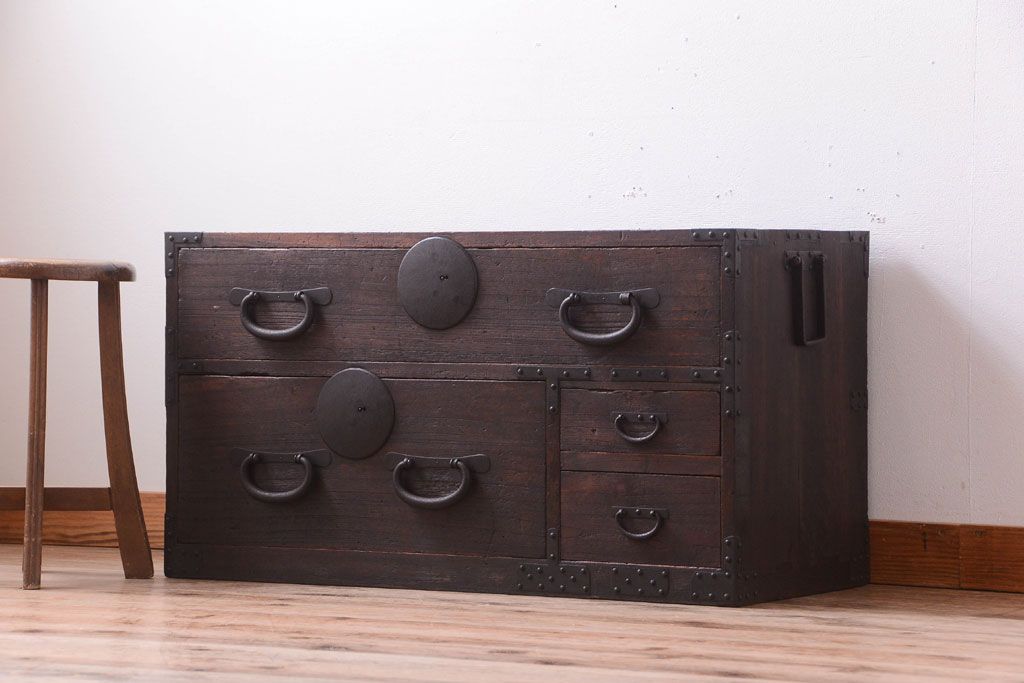アンティーク家具　古民具・骨董　シンプルな丸金具の衣装箪笥ローボード(時代箪笥)(2)