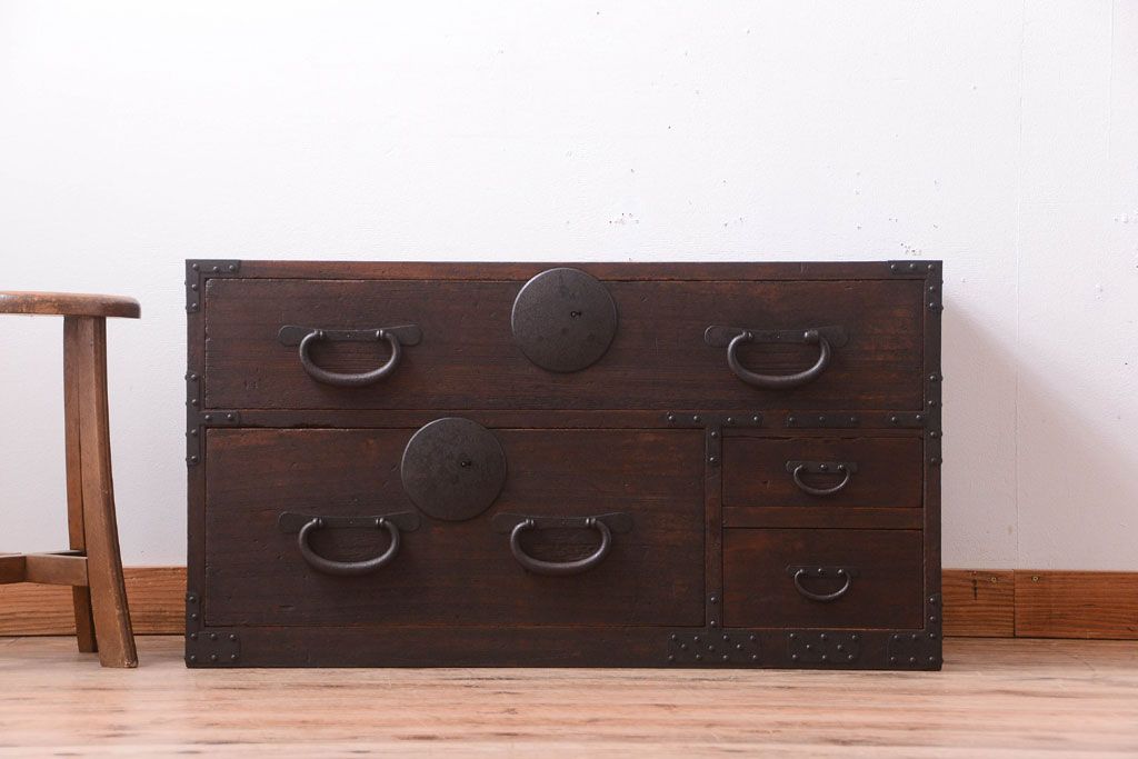 アンティーク家具　古民具・骨董　シンプルな丸金具の衣装箪笥ローボード(時代箪笥)(2)