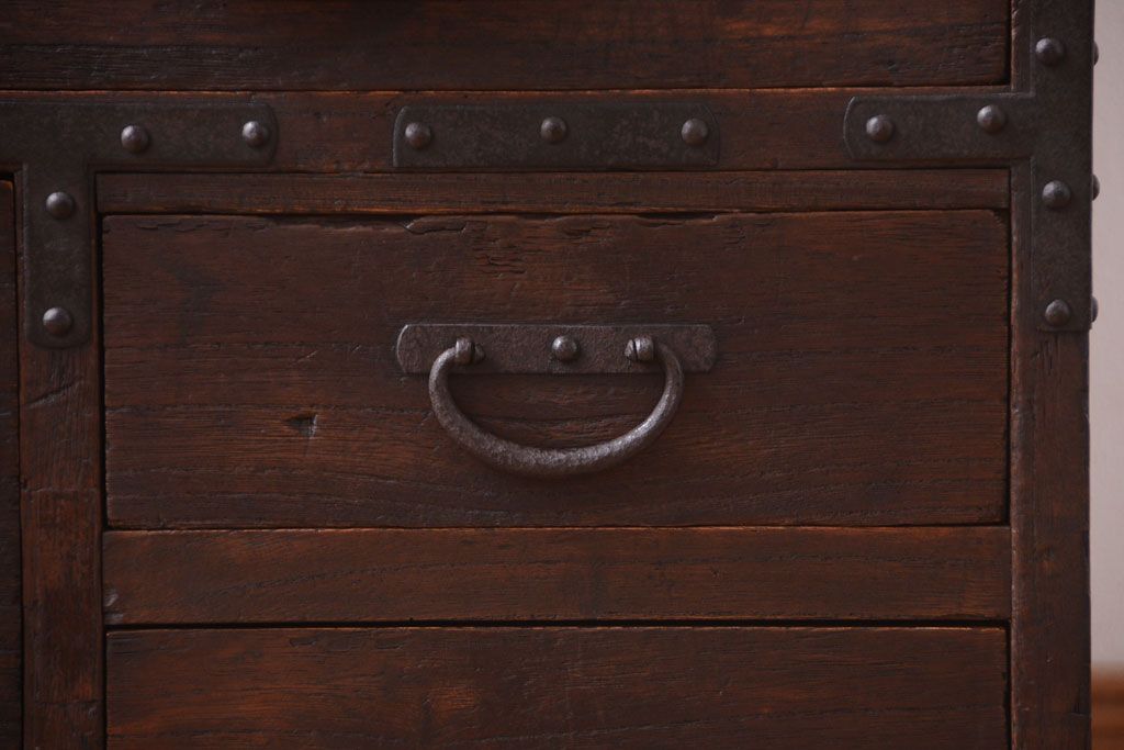 アンティーク家具　古民具・骨董　シンプルな丸金具の衣装箪笥ローボード(時代箪笥)(2)
