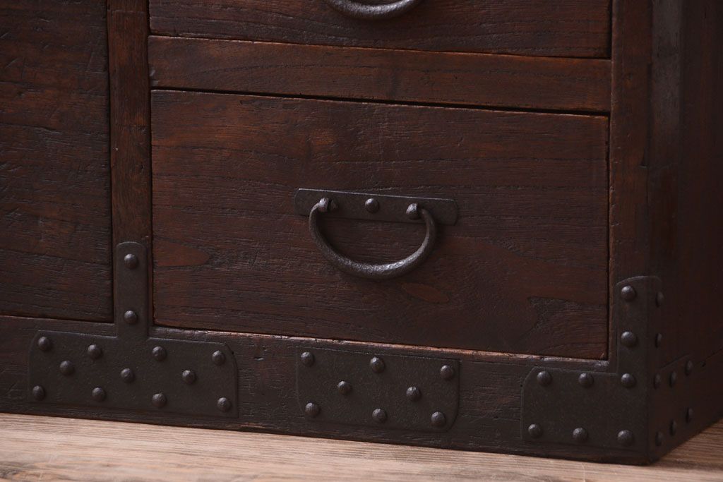 アンティーク家具　古民具・骨董　シンプルな丸金具の衣装箪笥ローボード(時代箪笥)(2)
