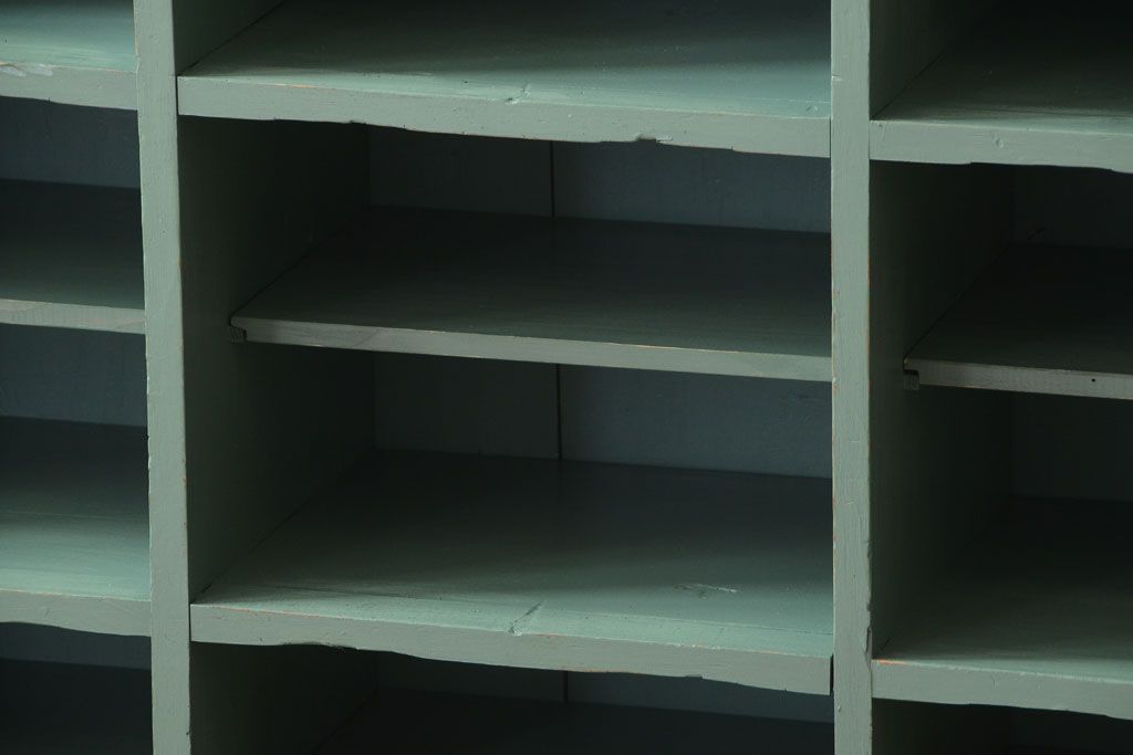 アンティーク家具　アンティークペイント　脚付き!大きなマス目棚(下駄箱)