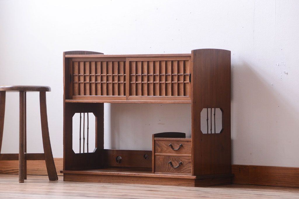アンティーク家具　古民具・骨董　高級杉材の小ぶりな茶棚(茶箪笥)