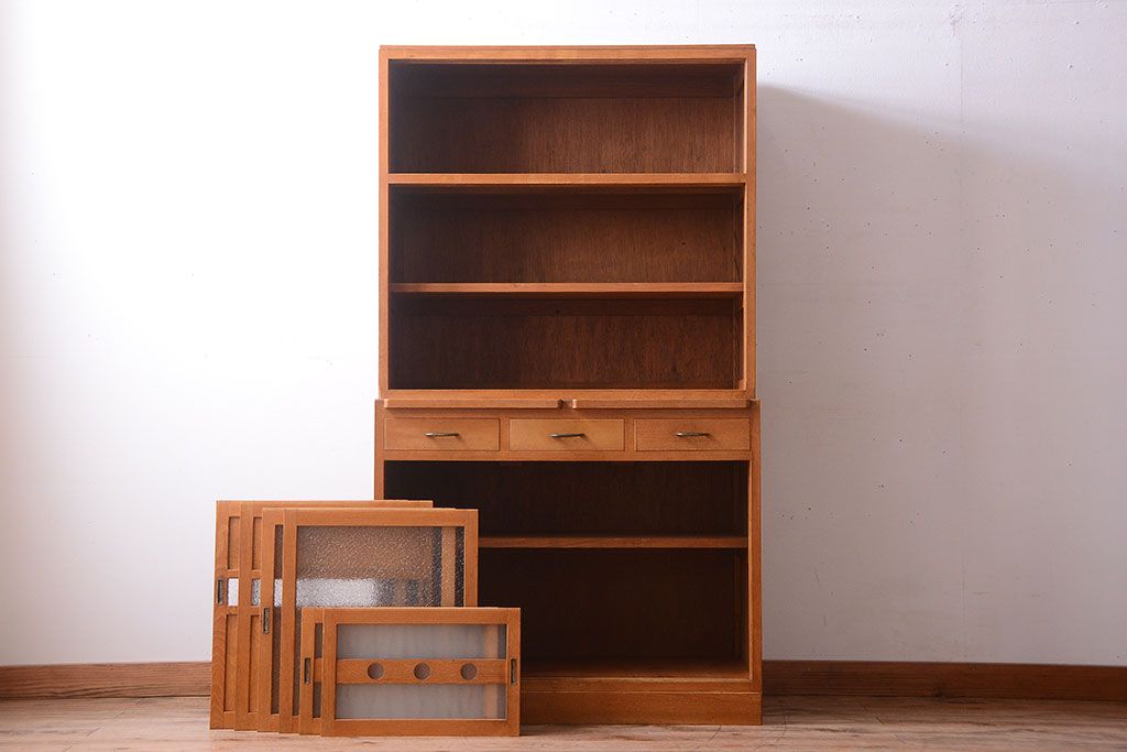 レトロ家具　昭和レトロ　プレスガラス入り!上品なカップボード(食器棚)