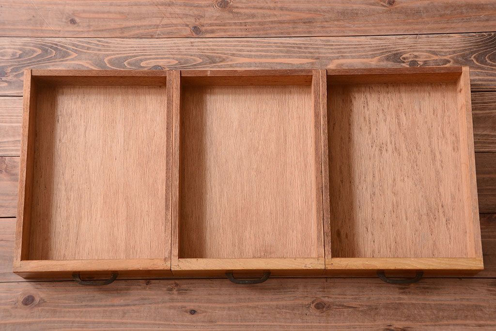 レトロ家具　昭和レトロ　プレスガラス入り!上品なカップボード(食器棚)