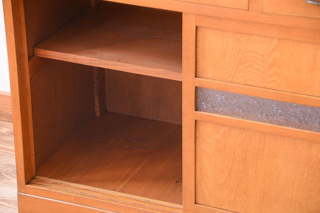 レトロ家具　昭和レトロ　プレスガラス入り!上品なカップボード(食器棚)