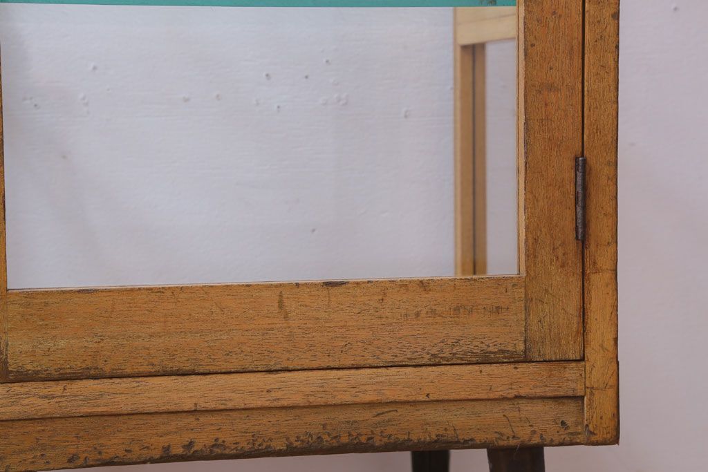 レトロ家具　昭和レトロ　脚付き!小ぶりな縦型ガラスケース(2)