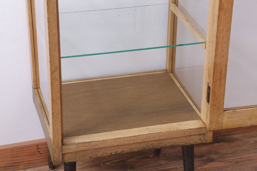 レトロ家具　昭和レトロ　脚付き!小ぶりな縦型ガラスケース(2)