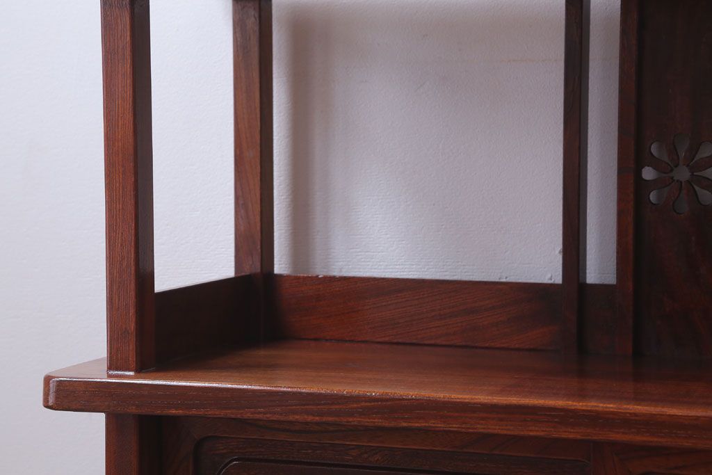 アンティーク家具　和製アンティーク　透かし彫り入り!三方欅材の茶棚(飾り棚)