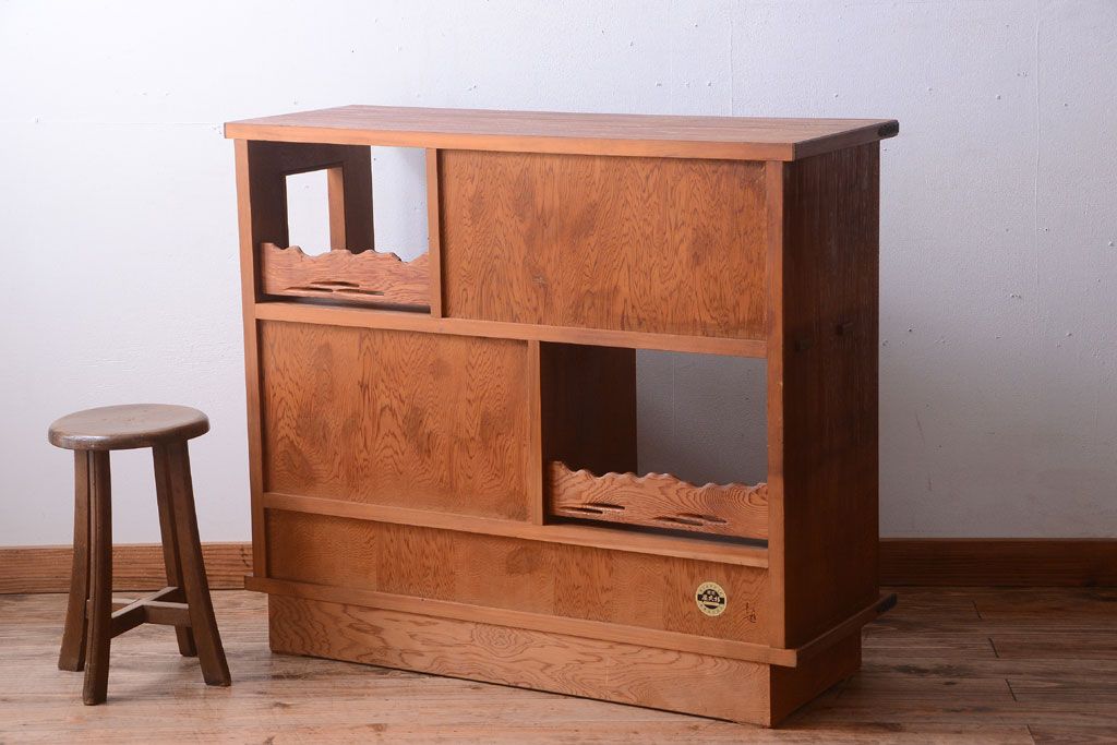 中古　民芸家具　上品な木味の屋久杉製収納棚(2)