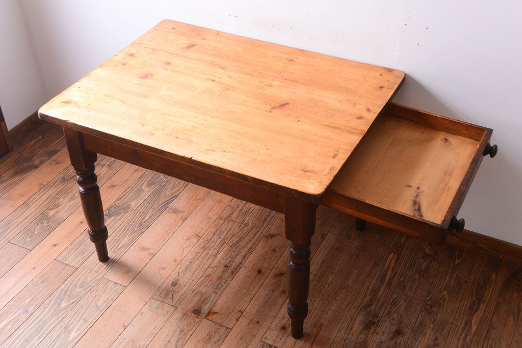 アンティーク家具　イギリスアンティーク　引き出し付き!味わい深い古いダイニングテーブル