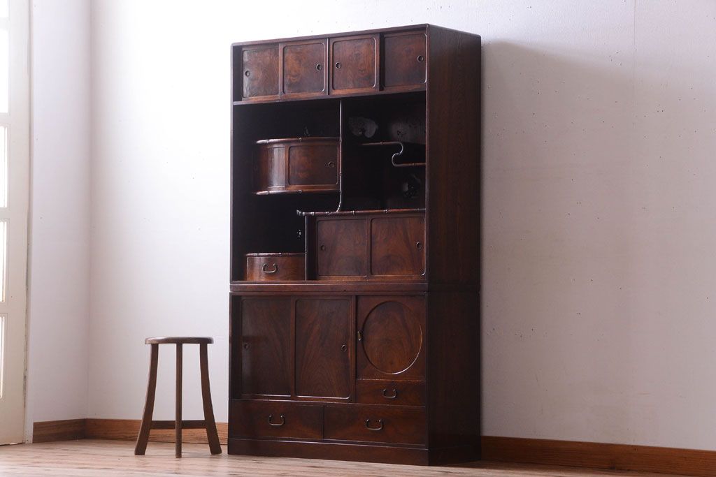 アンティーク家具　和製アンティーク　前面桑材の透かし彫り入り重ね茶棚(茶箪笥)