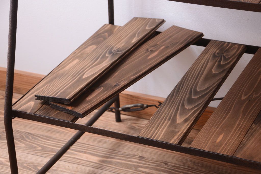 アンティーク家具　和製アンティーク　古い台形アイアンラック(飾り棚・陳列棚)
