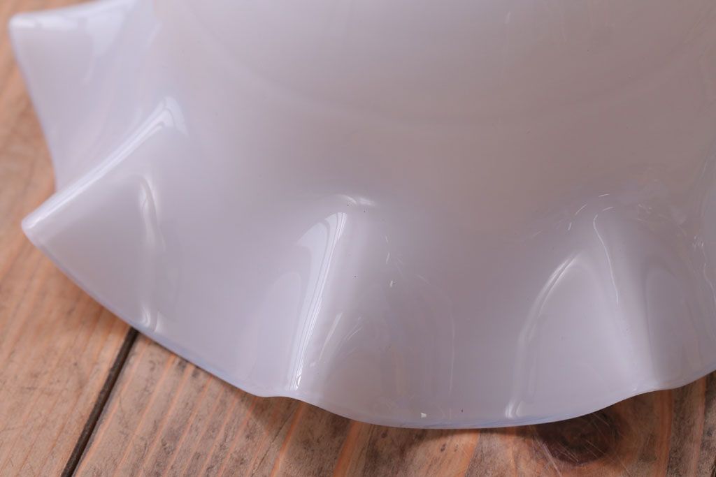 アンティーク　白いガラスフリルシェードのペンダントライト