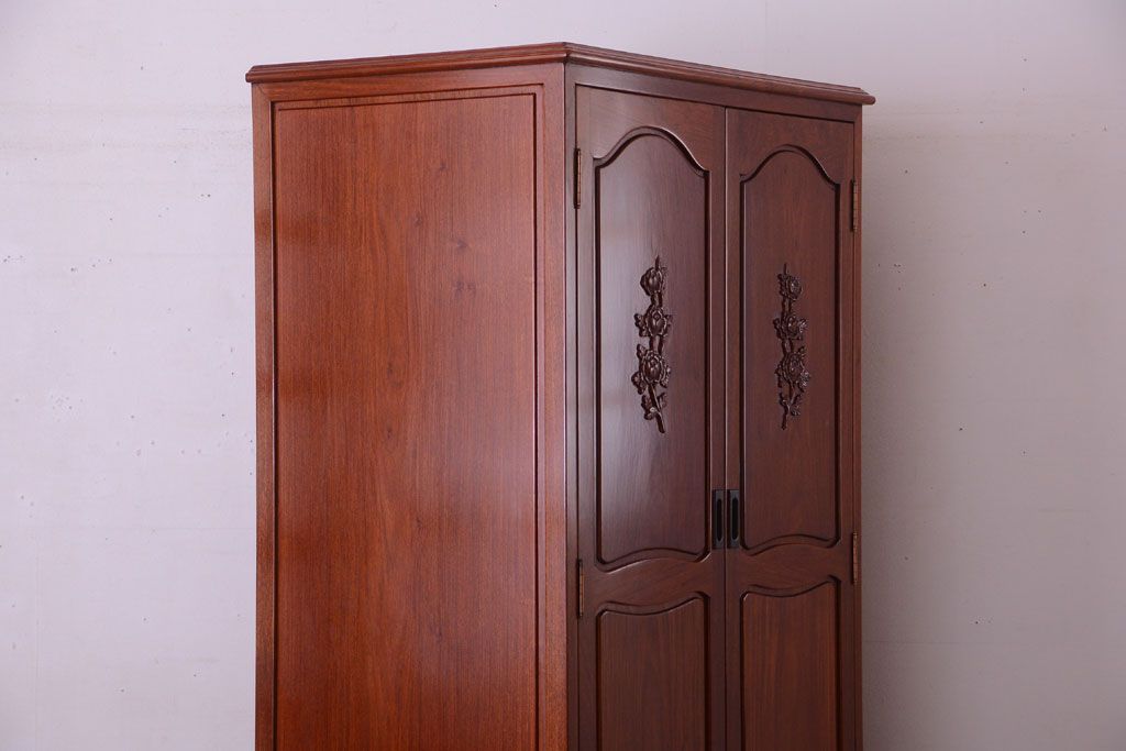 中古　高級品　彫刻が美しい唐木材のワードローブ(クローゼット)(定価約469000円)