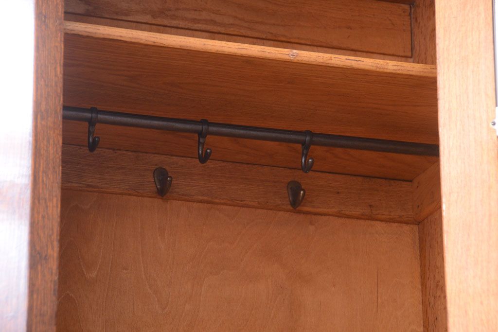 アンティーク家具　イギリスアンティーク　オーク材製!脚付きの小ぶりなワードローブ