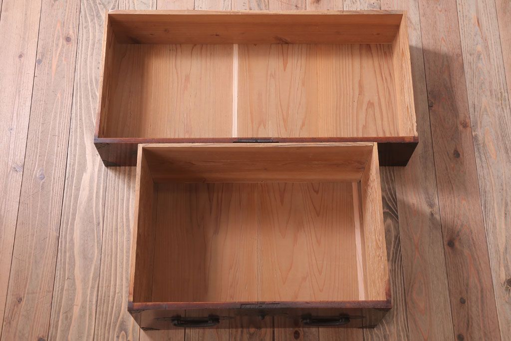 アンティーク家具　アンティーク　脚付き!古い木の質感が味わい深い時代箪笥ローボード(衣装箪笥)