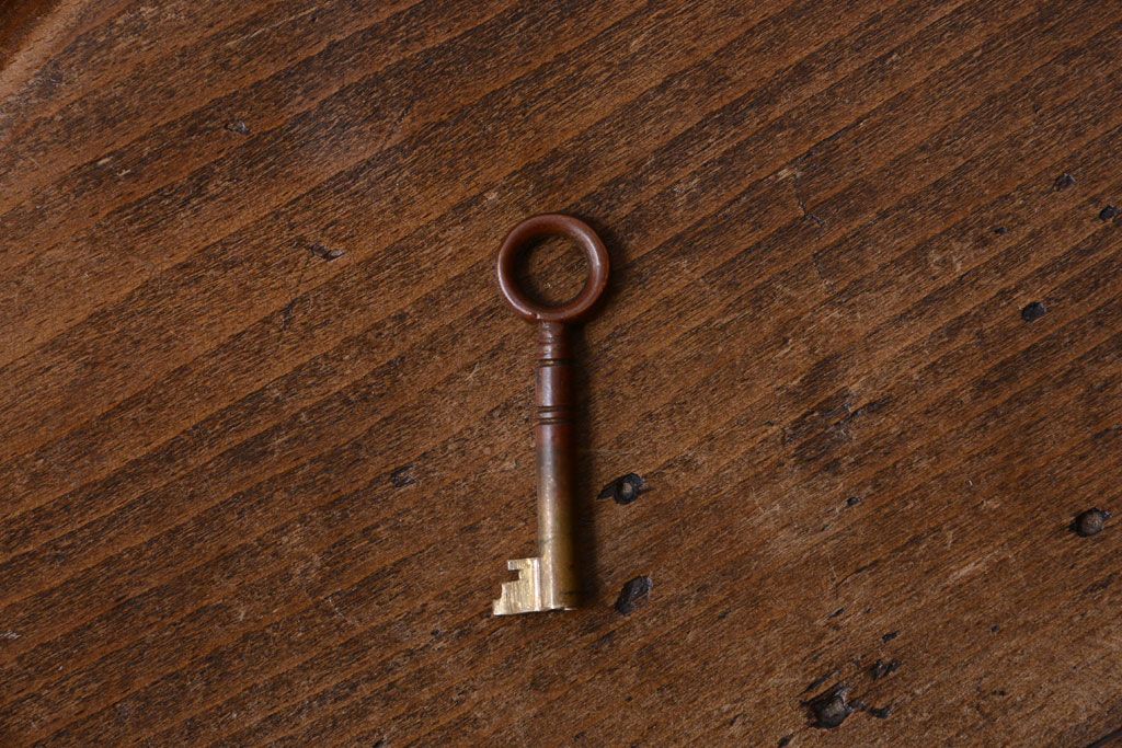 アンティーク家具　イギリスアンティーク　オーク材製　美しい彫刻の高級サイドボード