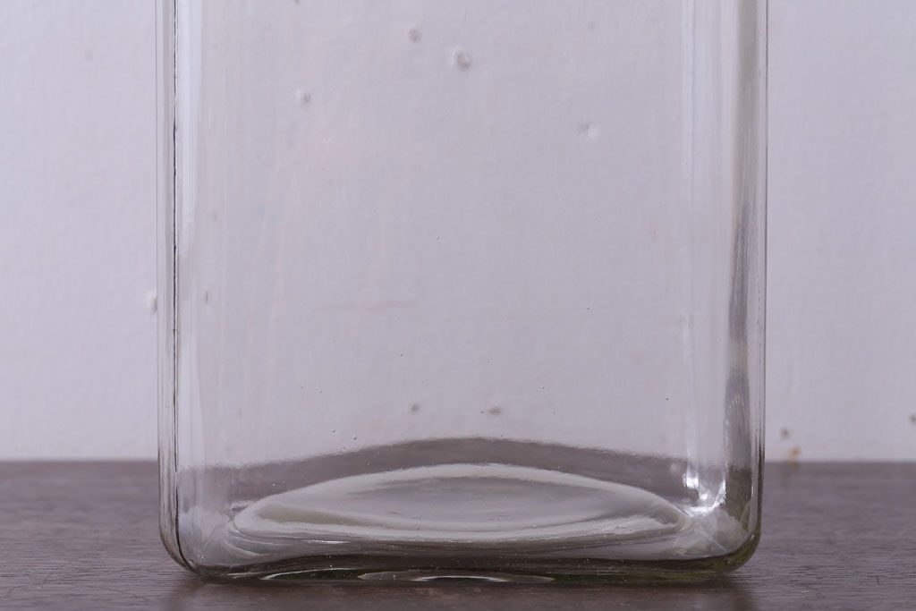 アンティーク雑貨　昭和レトロ　蓋付きのアンティークガラス瓶(ビン)(3)
