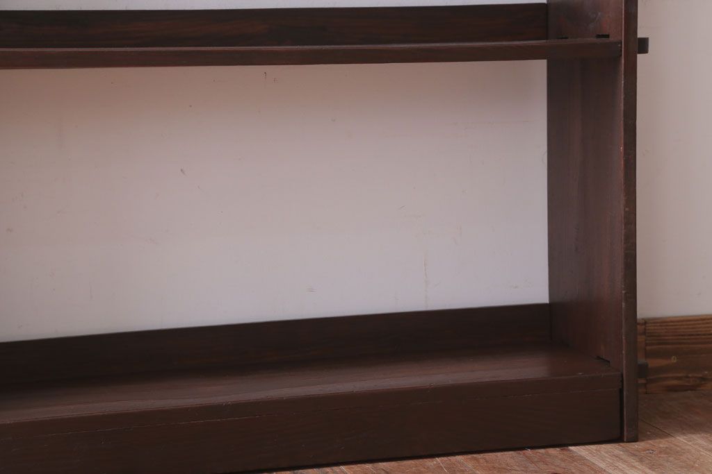 アンティーク家具　アンティーク　背の低い楔(くさび)式本棚(飾り棚・ディスプレイラック)