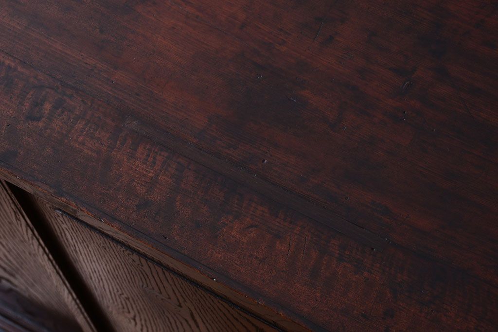 アンティーク家具　和製アンティーク　玉杢が美しい前面欅材の小ぶりな脚付き収納棚