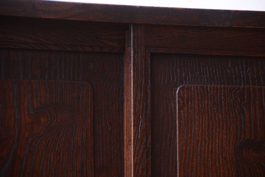 アンティーク家具　和製アンティーク　玉杢が美しい前面欅材の小ぶりな脚付き収納棚