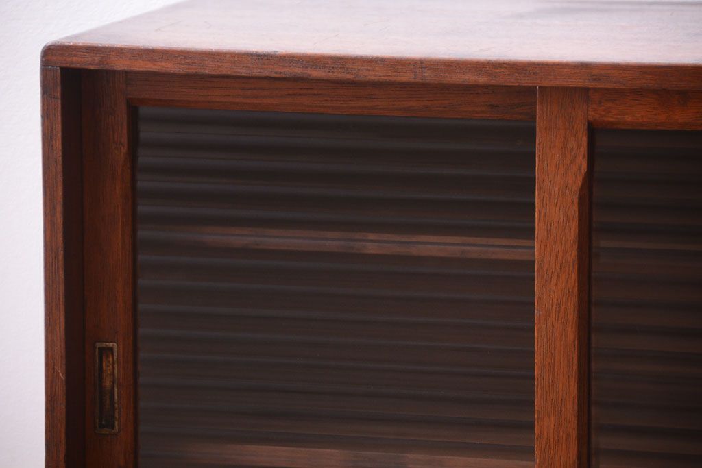 アンティーク家具　アンティーク　モールガラス引き戸のシンプルで小さなローボード(収納棚)(2)