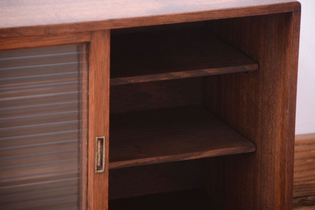 アンティーク家具　アンティーク　モールガラス引き戸のシンプルで小さなローボード(収納棚)(2)