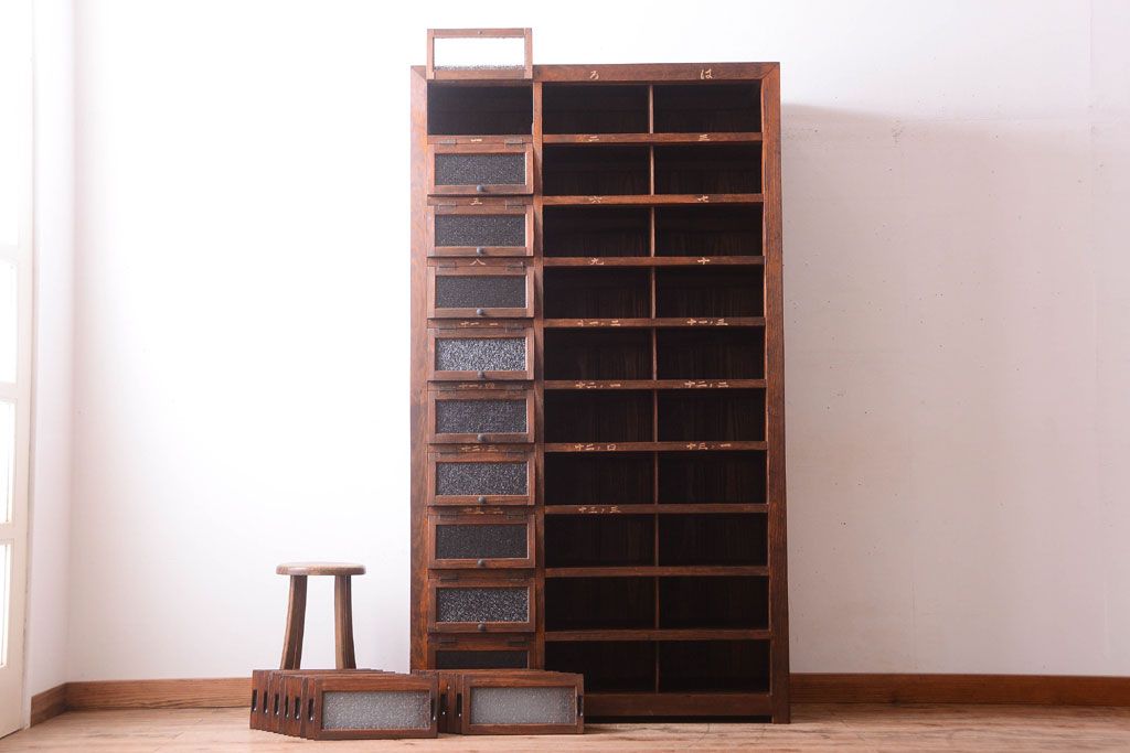 アンティーク家具　古民具・骨董　パタパタ付き!大きな縦型収納棚(げた箱)