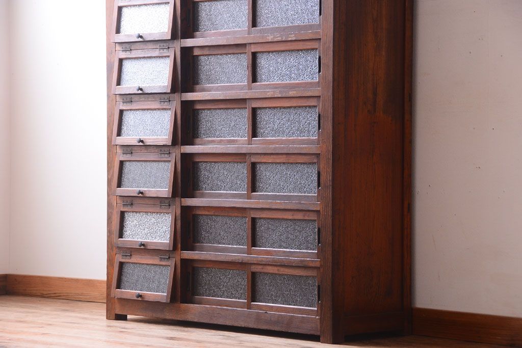 アンティーク家具　古民具・骨董　パタパタ付き!大きな縦型収納棚(げた箱)