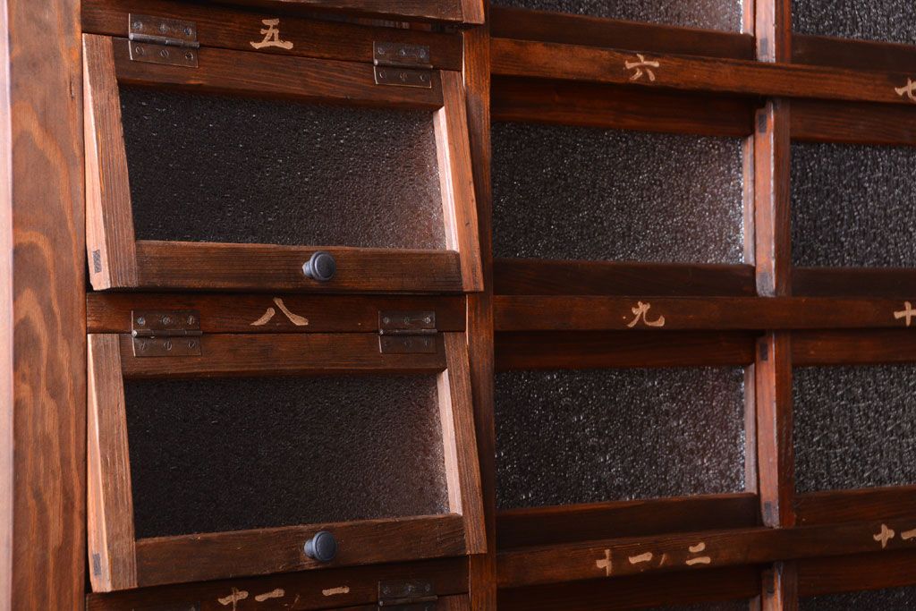 アンティーク家具　古民具・骨董　パタパタ付き!大きな縦型収納棚(げた箱)