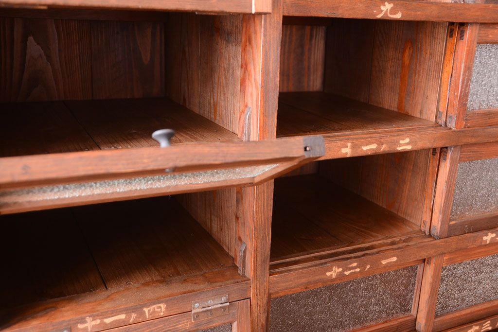 アンティーク家具　古民具・骨董　パタパタ付き!大きな縦型収納棚(げた箱)