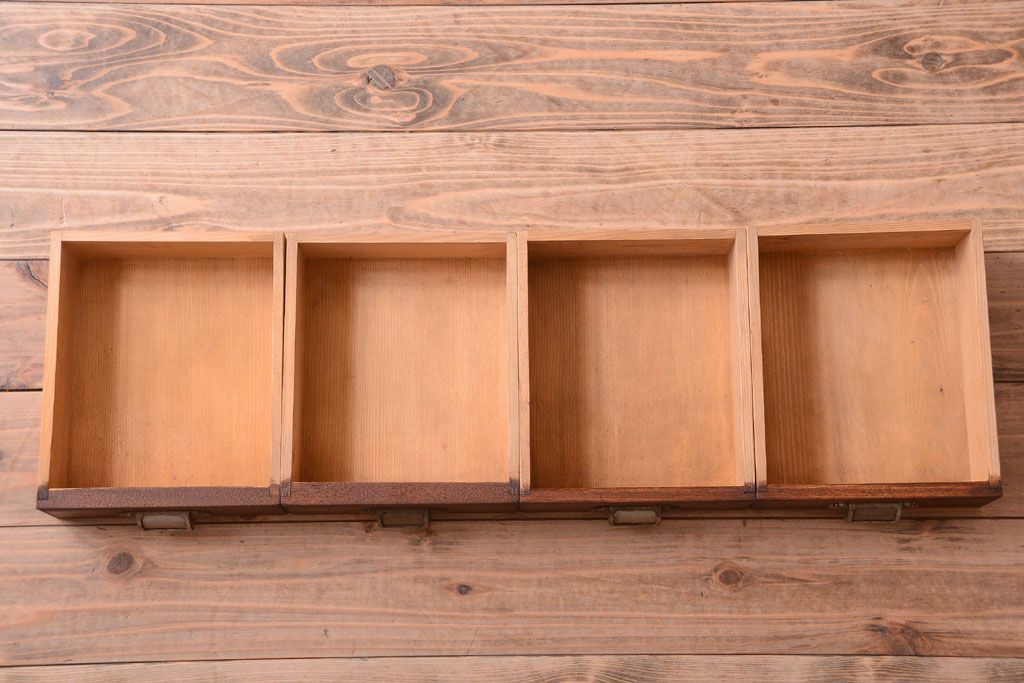 アンティーク家具　アンティークペイント　象嵌入り!結霜ガラス扉の古い食器棚(カップボード)