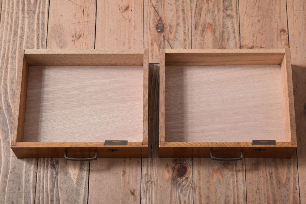 レトロ家具　昭和レトロ　ダイヤガラス入り!古い木製の小ぶりな本箱(ブックケース)