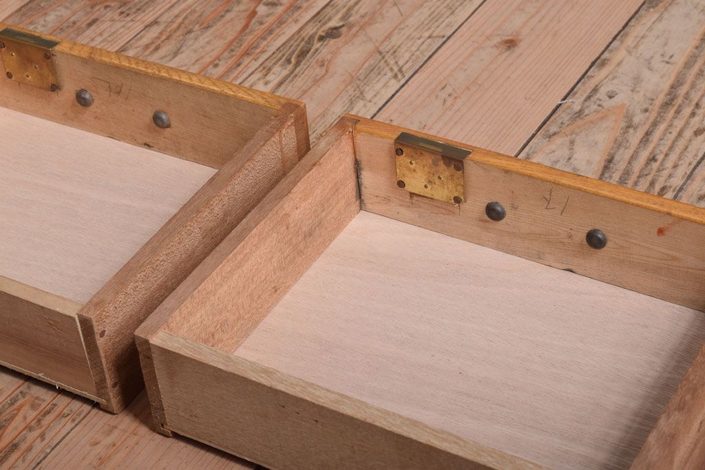 レトロ家具　昭和レトロ　ダイヤガラス入り!古い木製の小ぶりな本箱(ブックケース)