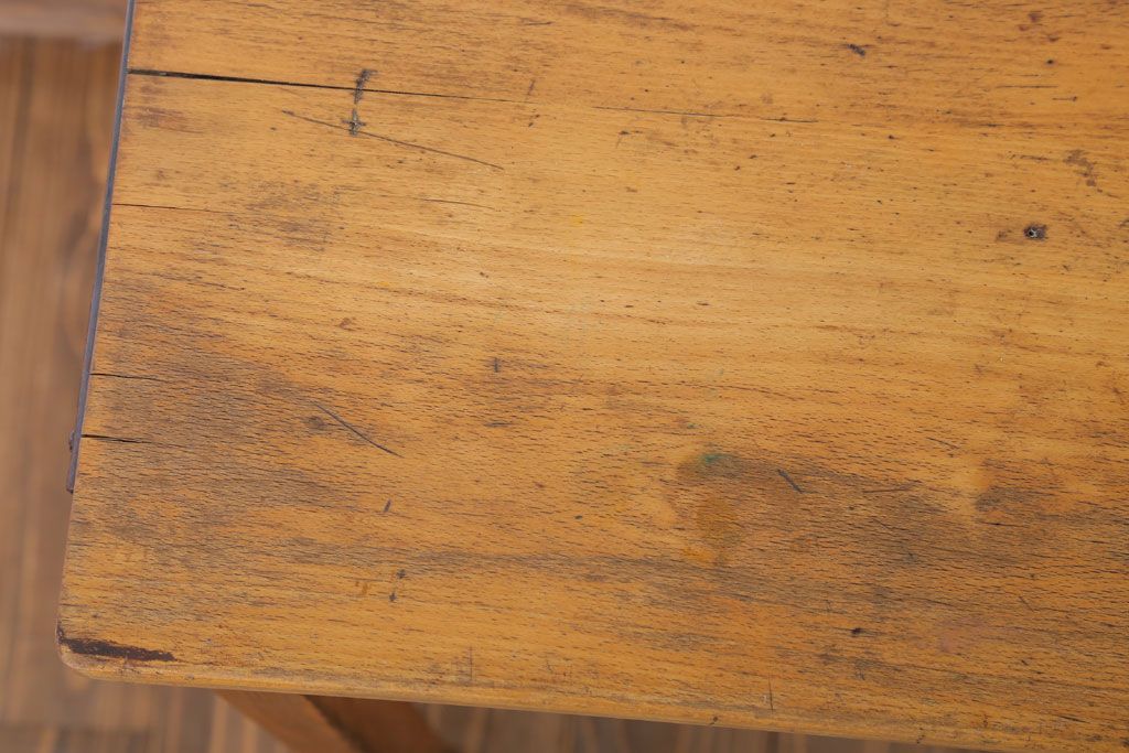 アンティーク家具　イギリスアンティーク　古い木の小ぶりなスクールデスク(1)