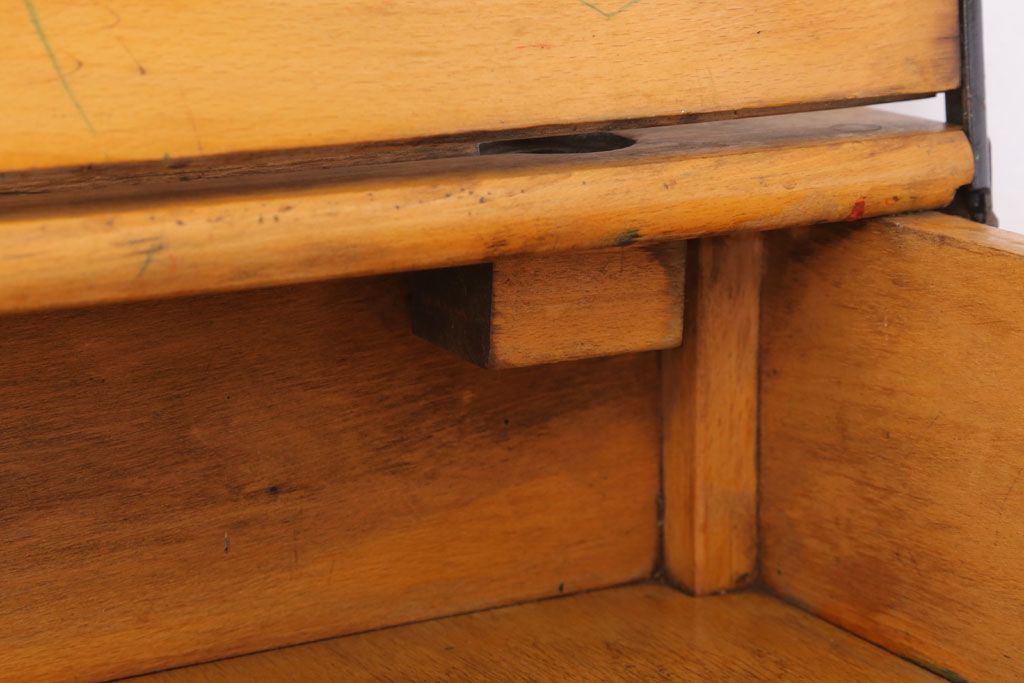 アンティーク家具　イギリスアンティーク　古い木の小ぶりなスクールデスク(1)
