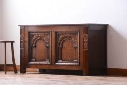 アンティーク家具　イギリスアンティーク　オーク材製　上品な彫刻の古いサイドボード