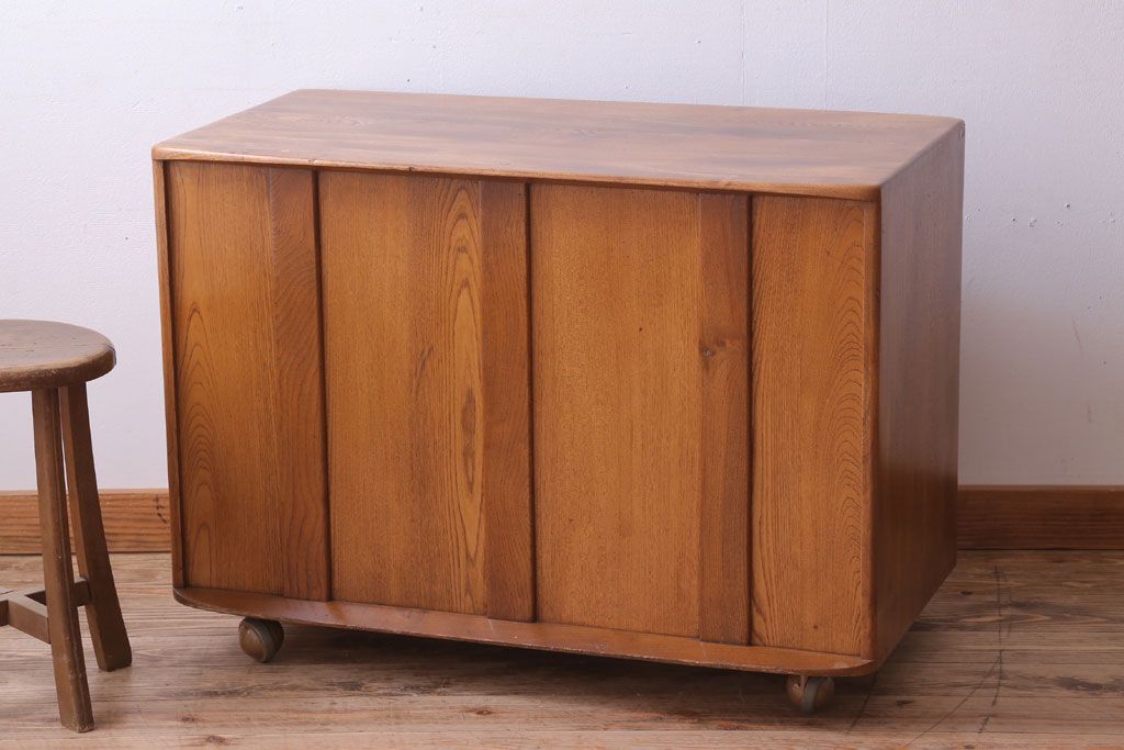 ヴィンテージ家具　イギリスビンテージ　アーコール　3段チェスト