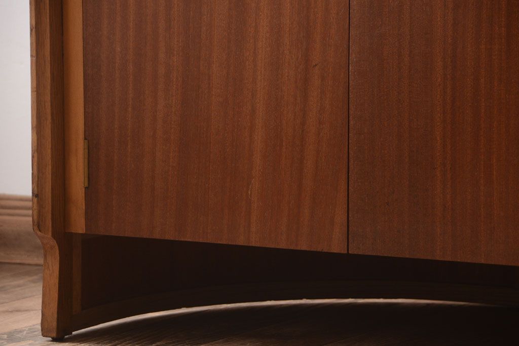 ヴィンテージ家具　北欧ビンテージ　G-PLAN　オーク材の珍しいセミサークルコーナーキャビネット
