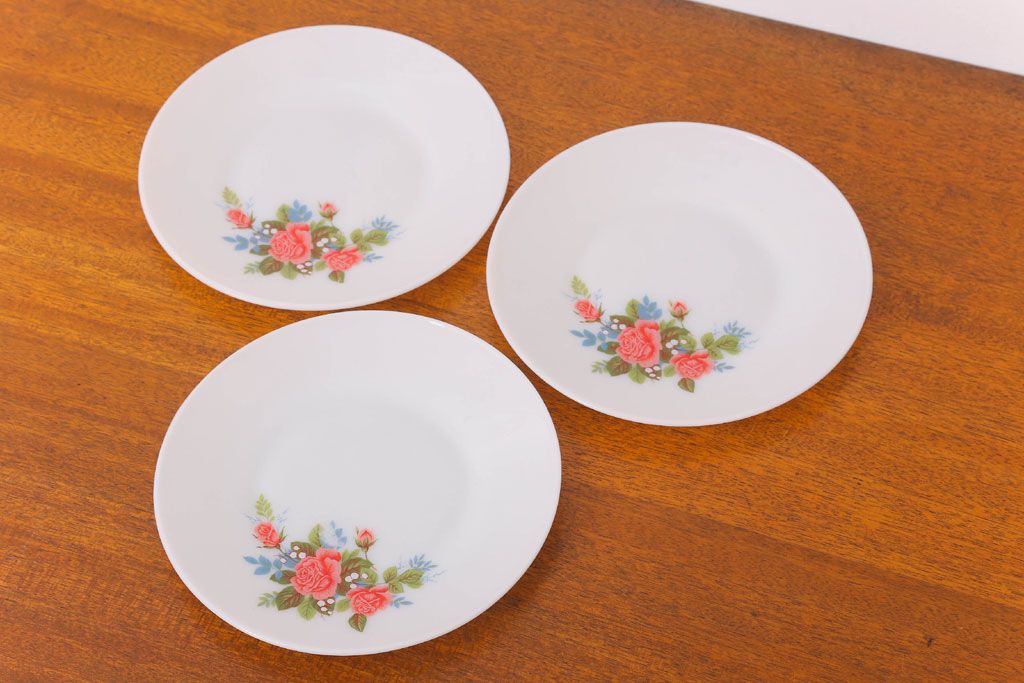 アンティーク雑貨　イギリスビンテージ　JAJ　パイレックス　Cottage Rose(コテージ ローズ)シリーズ　ミルクガラスのプレート3枚セット(洋食器)