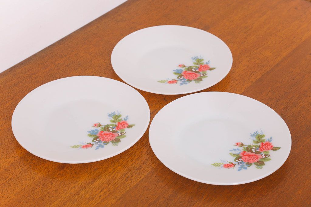 アンティーク雑貨　イギリスビンテージ　JAJ　パイレックス　Cottage Rose(コテージ ローズ)シリーズ　ミルクガラスのプレート3枚セット(洋食器)